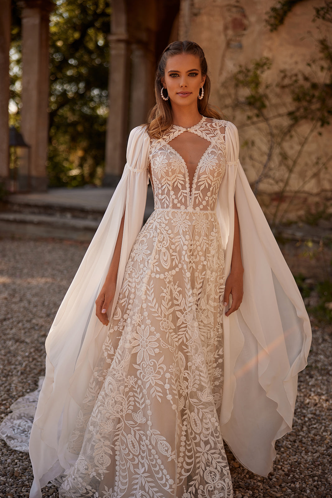 Robe de mariée bohème Cassidy à manches, pour un mariage loin de chez soi, DAMA Couture — gros plan.