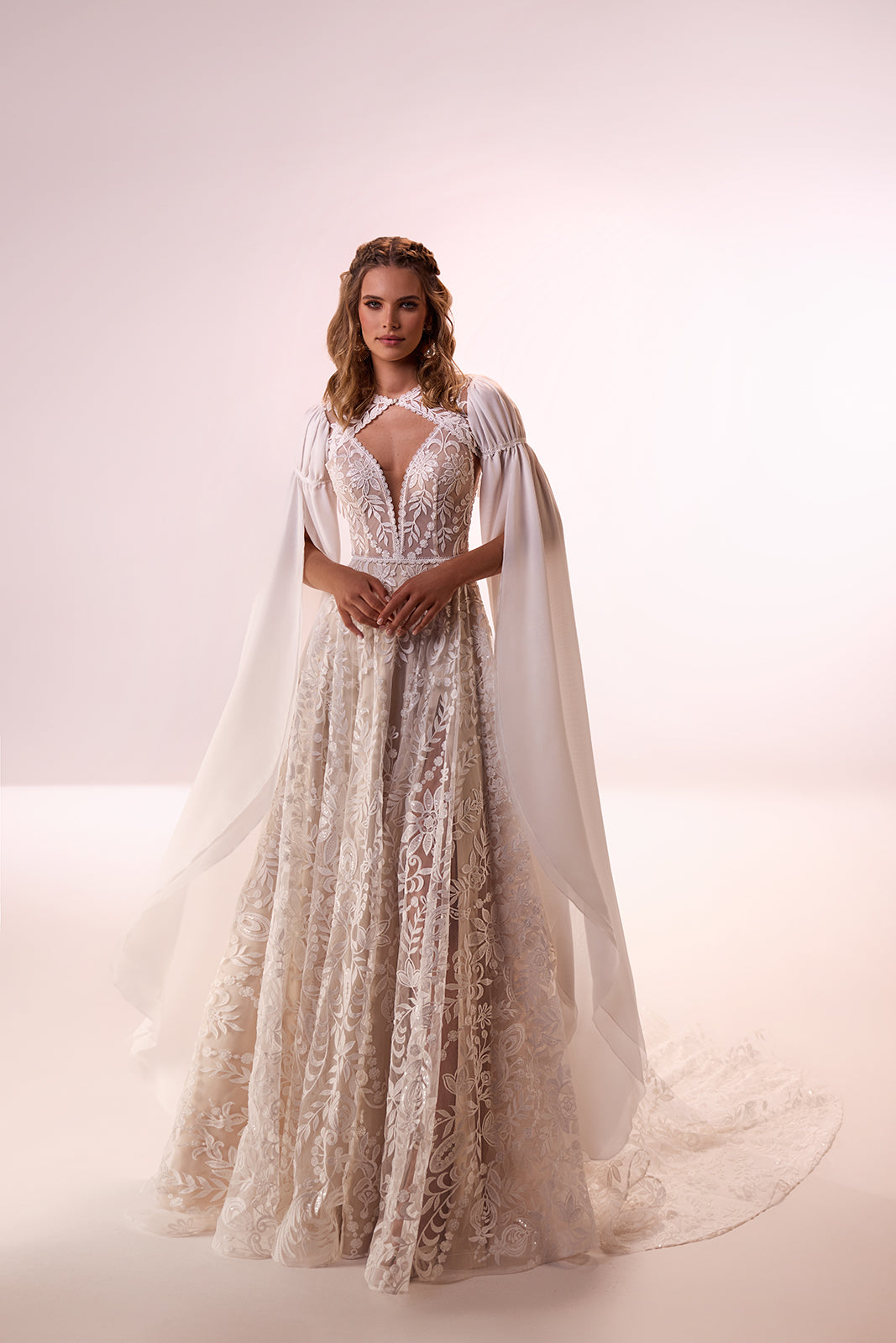 Robe de mariée bohème Cassidy à manches, pour un mariage loin de chez soi, DAMA Couture — photo en studio.