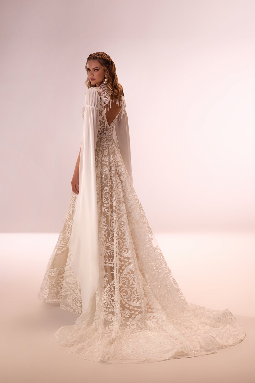 Robe de mariée bohème Cassidy à manches, pour un mariage loin de chez soi, DAMA Couture — vue de dos en studio.