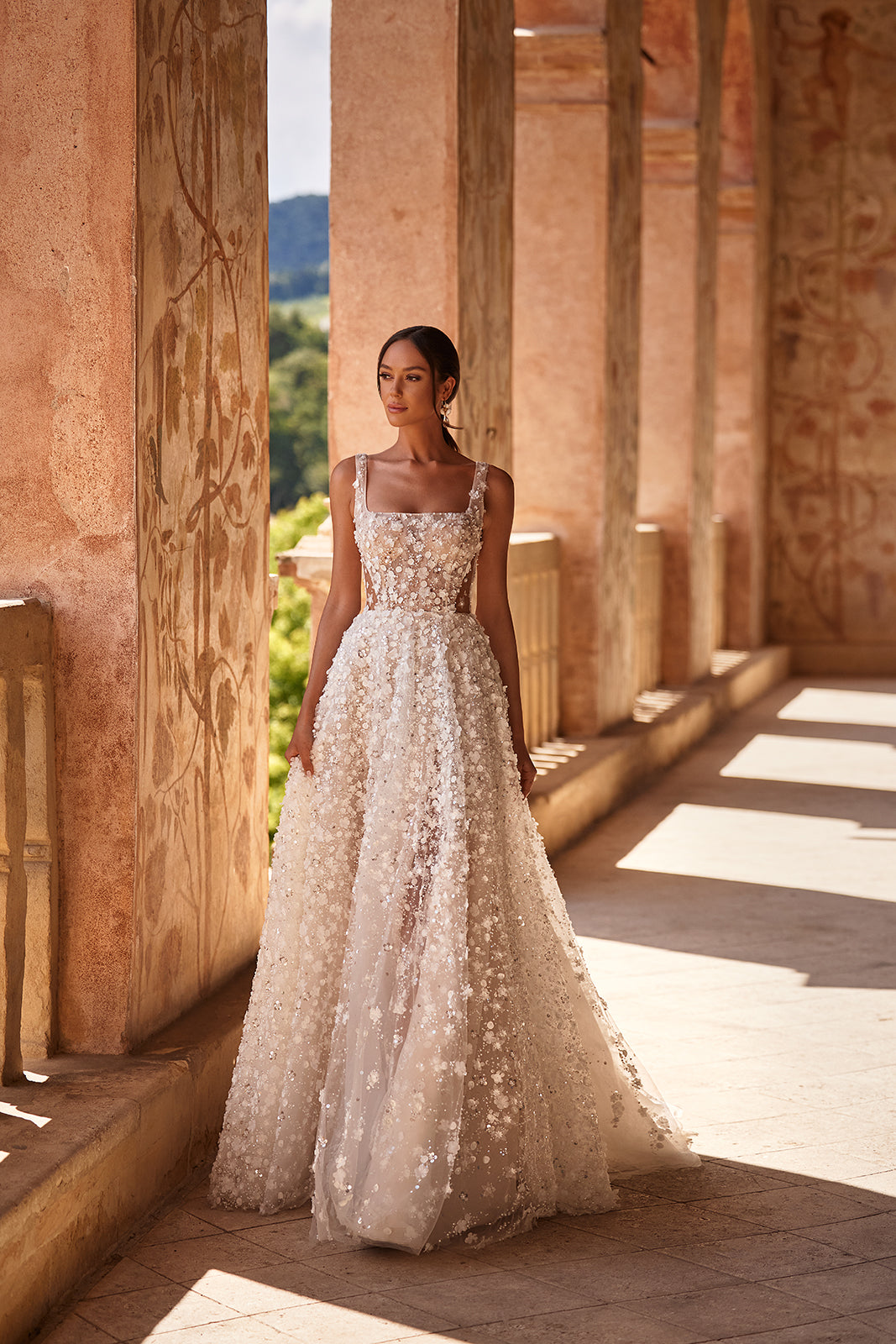 Robe de mariée trapèze Cathelyn, allure glamour, DAMA Couture — vue de face en pied.