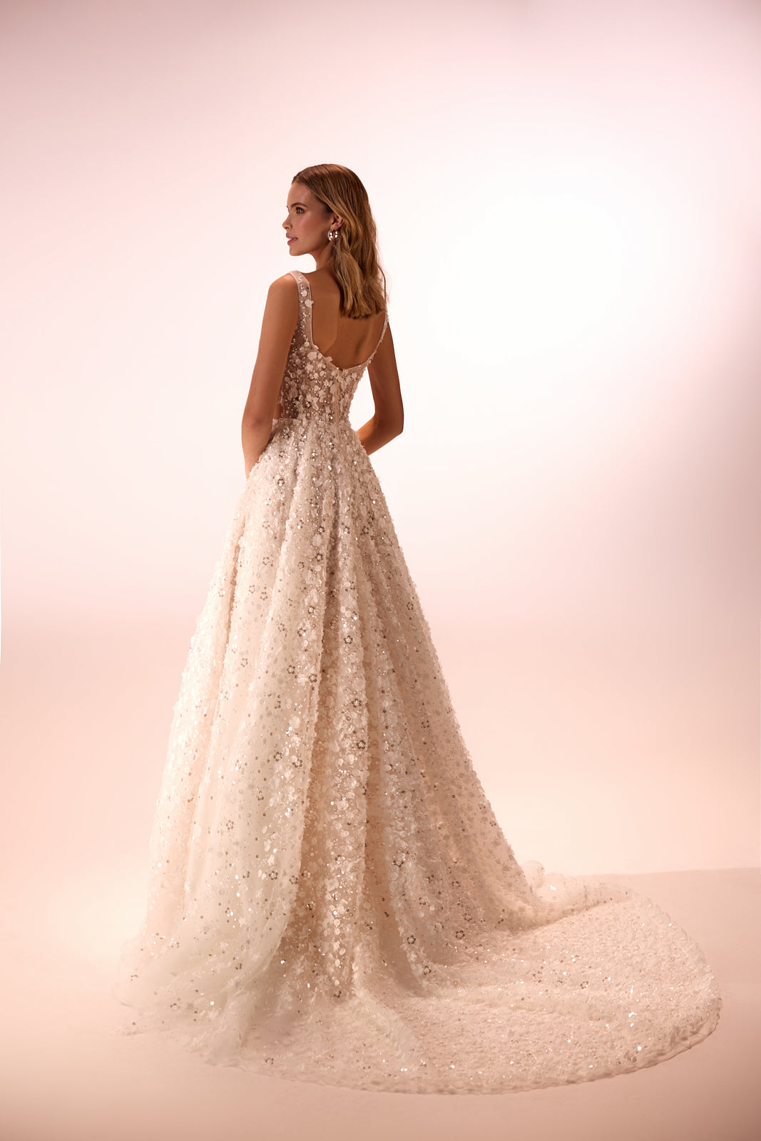 Robe de mariée trapèze Cathelyn, allure glamour, DAMA Couture — vue de dos en studio.