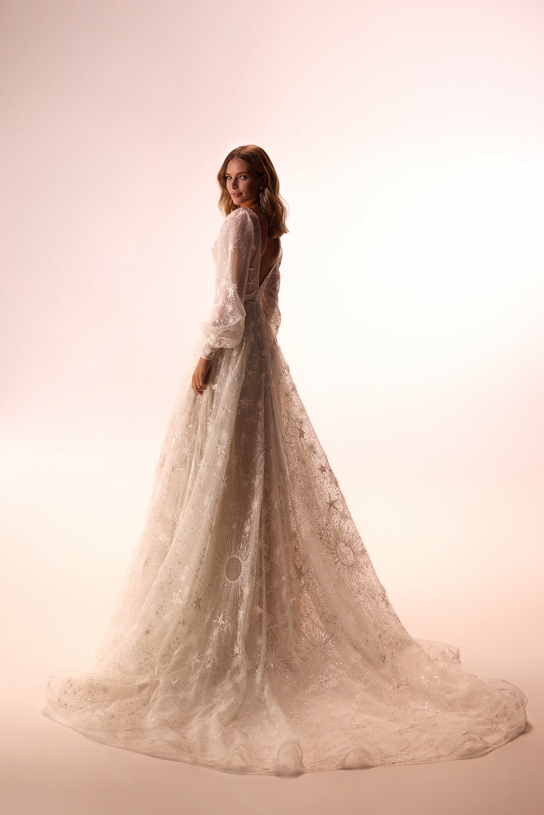 Robe de mariée contemporaine Celestia en dentelle, DAMA Couture — vue de dos.