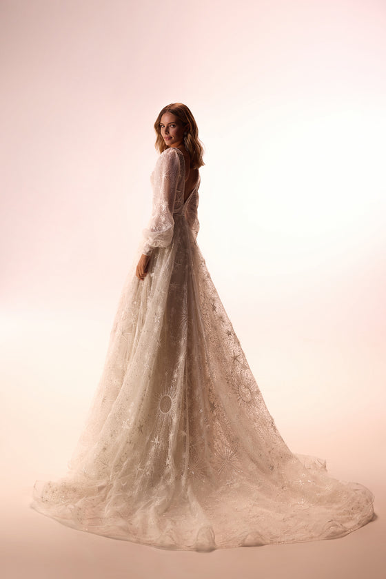 Robe de mariée contemporaine Celestia en dentelle, DAMA Couture — vue de dos.