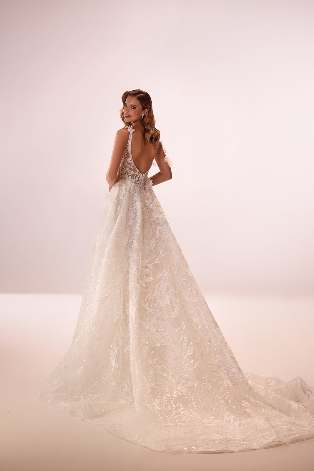 Robe de mariée trapèze Celia, allure glamour, DAMA Couture — vue de dos.