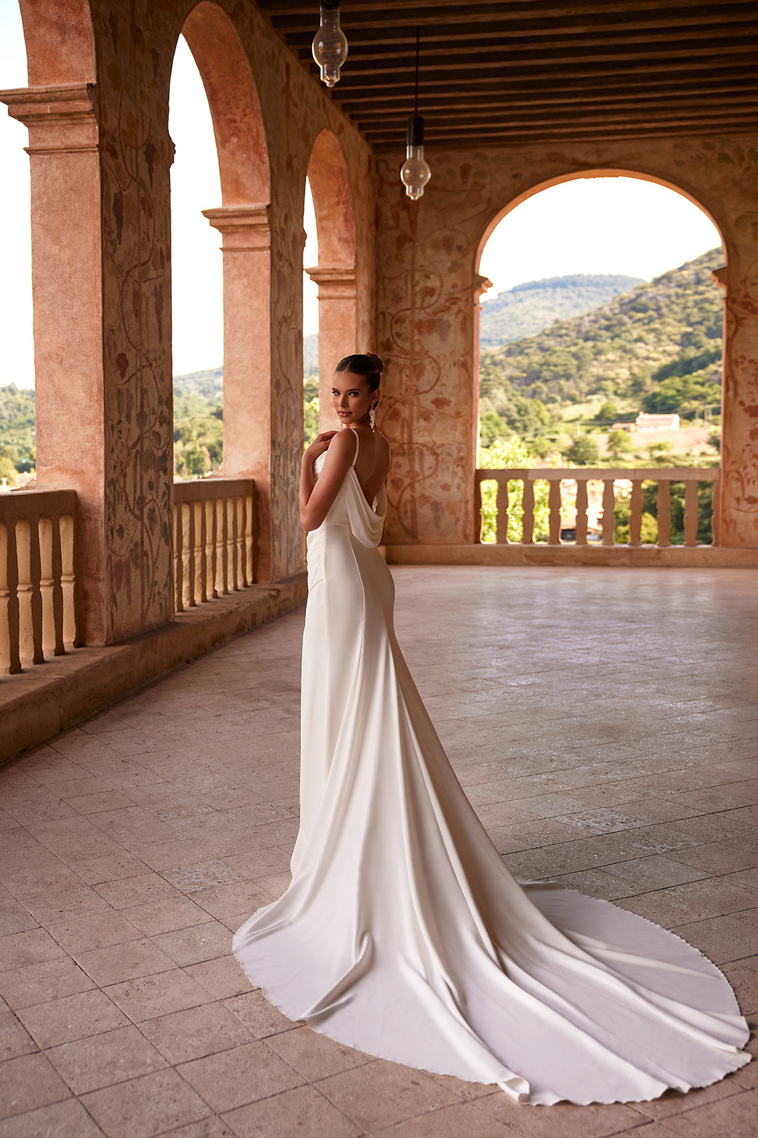 Robe de mariée Charmony, classique et épurée, DAMA Couture — vue de dos.