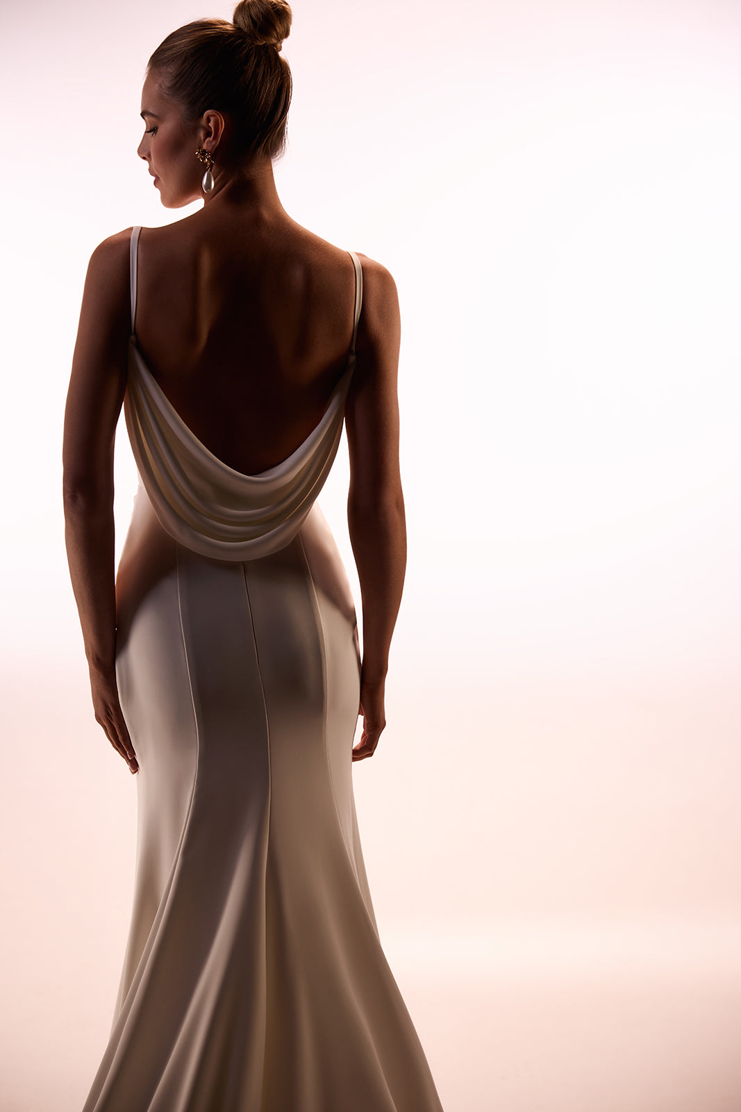 Robe de mariée Charmony, classique et épurée, DAMA Couture — vue de dos en studio.
