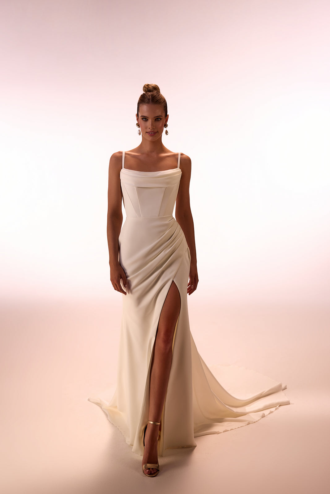 Robe de mariée Charmony, classique et épurée, DAMA Couture — photo en studio.