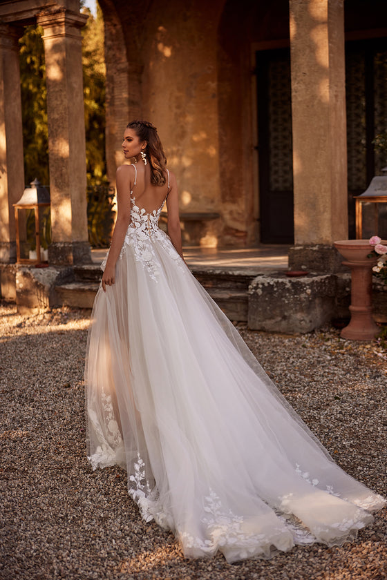 Robe de mariée princesse Claire avec dentelle, DAMA Couture — vue de dos.