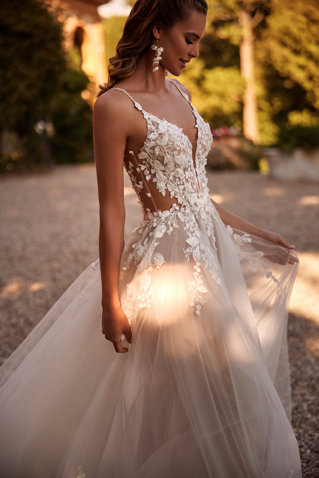 Robe de mariée princesse Claire avec dentelle, DAMA Couture — photo de campagne.