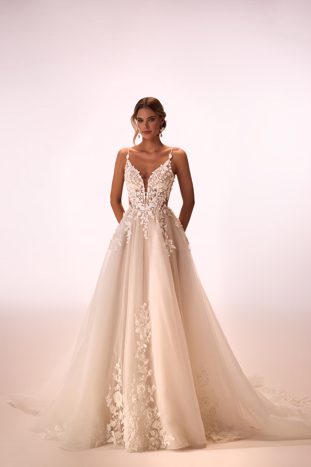 Robe de mariée princesse Claire avec dentelle, DAMA Couture — photo en studio.