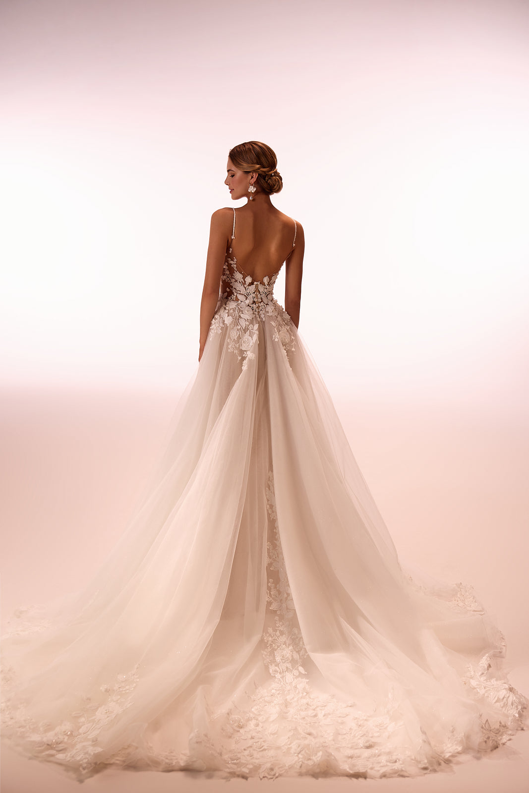 Robe de mariée princesse Claire avec dentelle, DAMA Couture — vue de dos en studio.