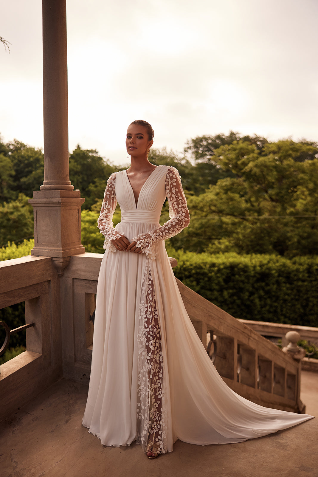 Robe de mariée bohème Cynthia en mousseline unie avec dentelle florale, DAMA Couture — photo de campagne.