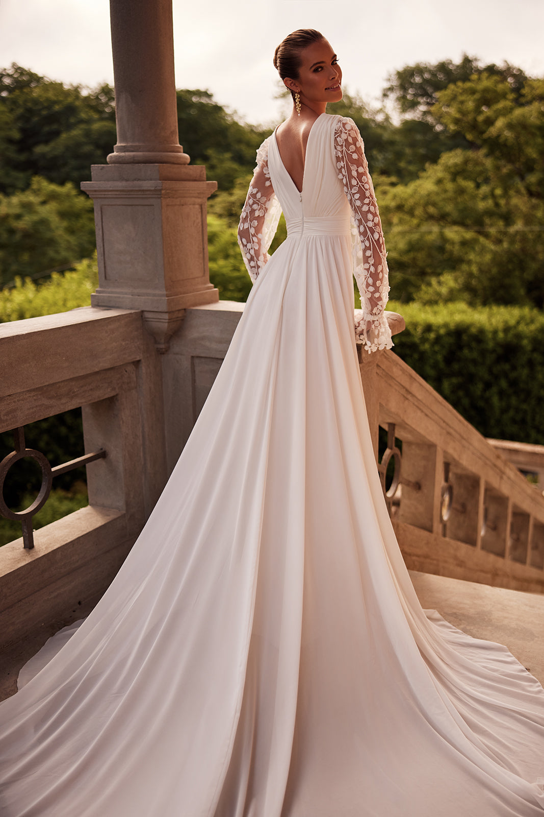 Robe de mariée bohème Cynthia en mousseline unie avec dentelle florale, DAMA Couture — vue de dos.