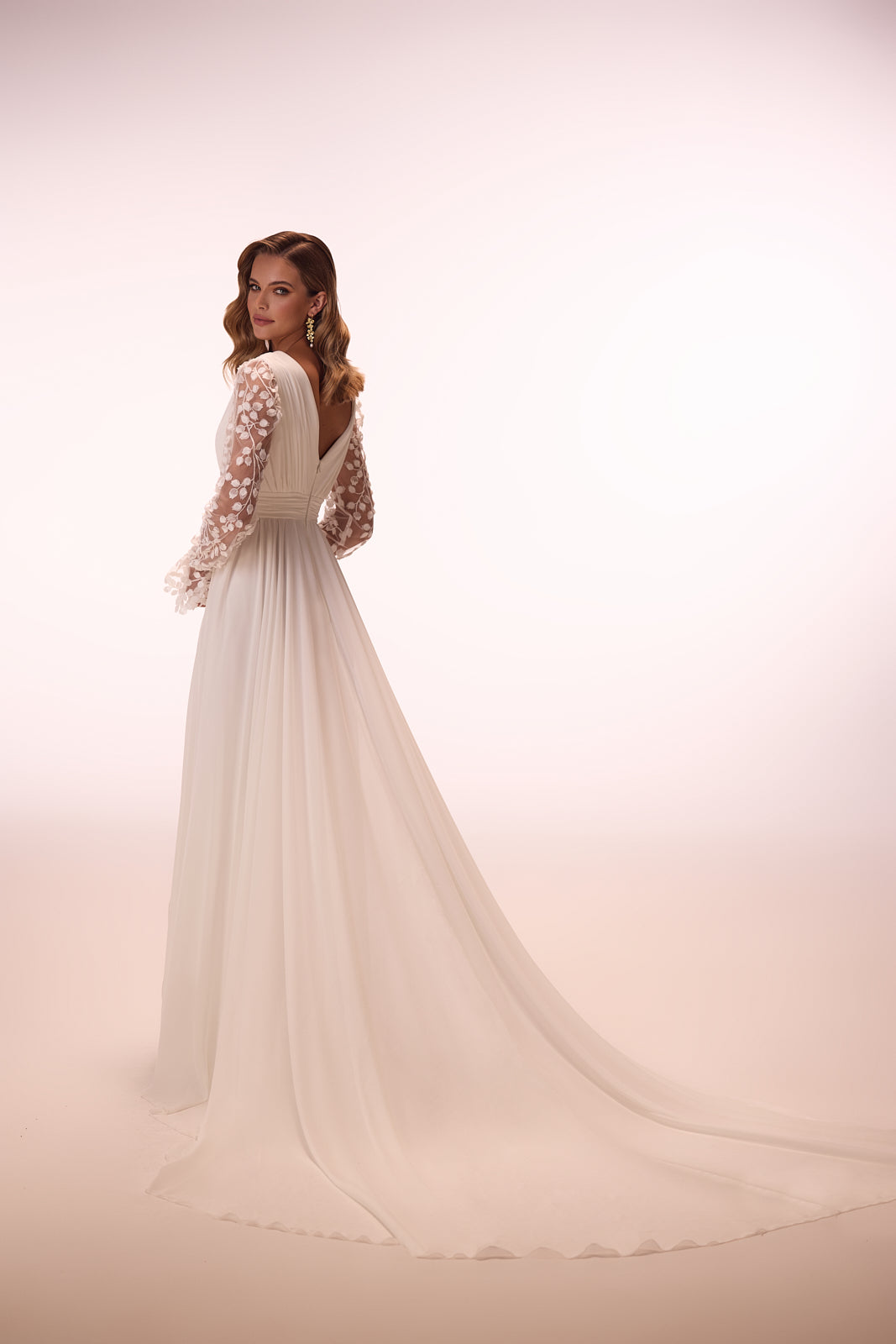 Robe de mariée bohème Cynthia en mousseline unie avec dentelle florale, DAMA Couture — photo en studio.