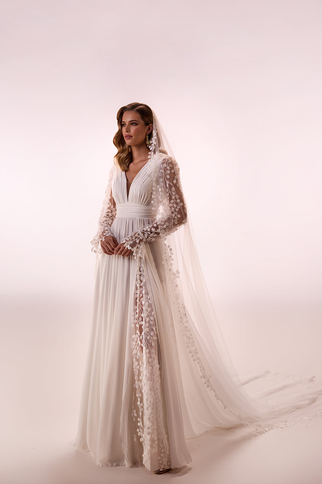 Robe de mariée bohème Cynthia en mousseline unie avec dentelle florale, DAMA Couture — photo avec le voile.