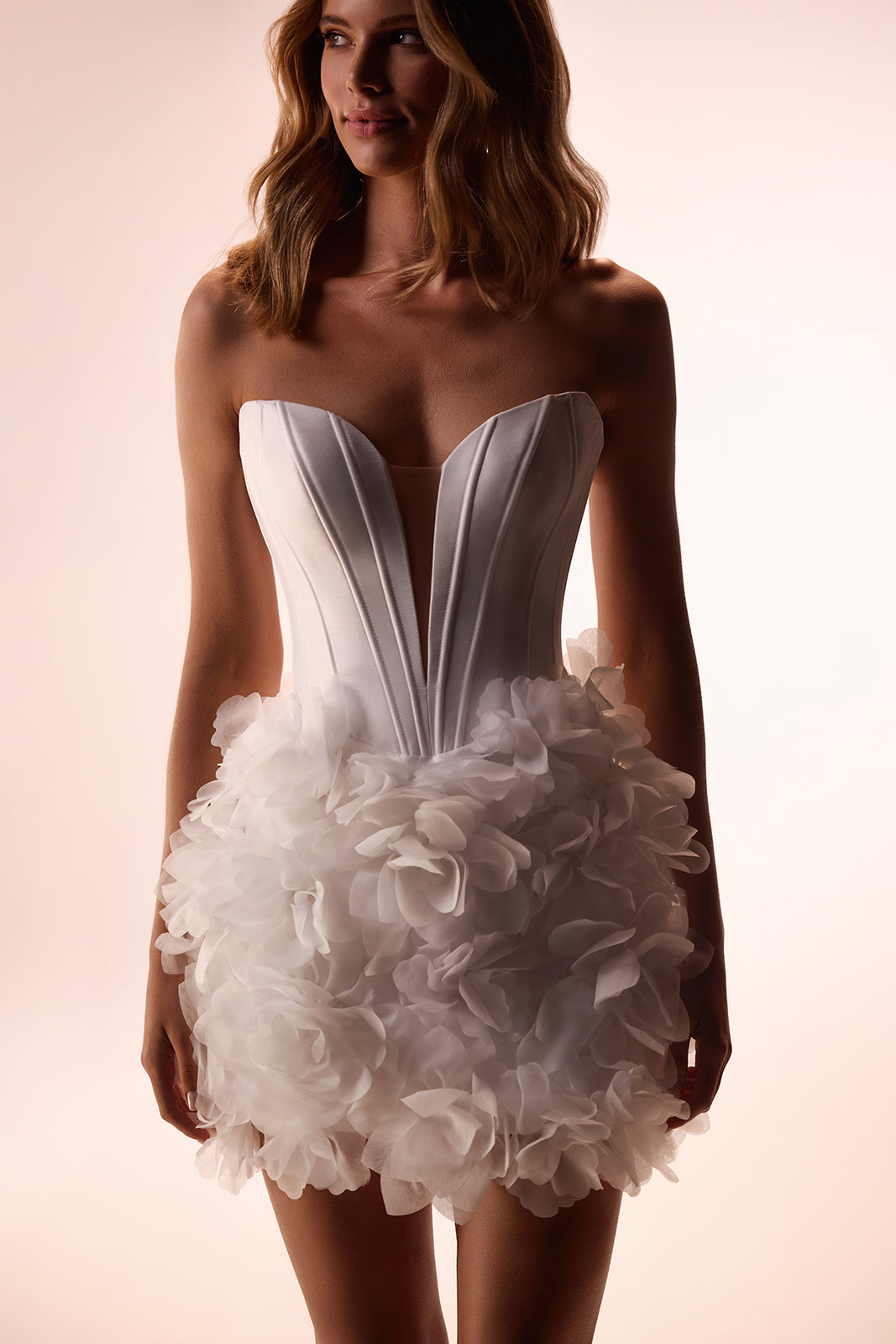 Robe courte Dalia avec dentelle florale, seconde tenue de mariée, DAMA Couture — photo en studio.