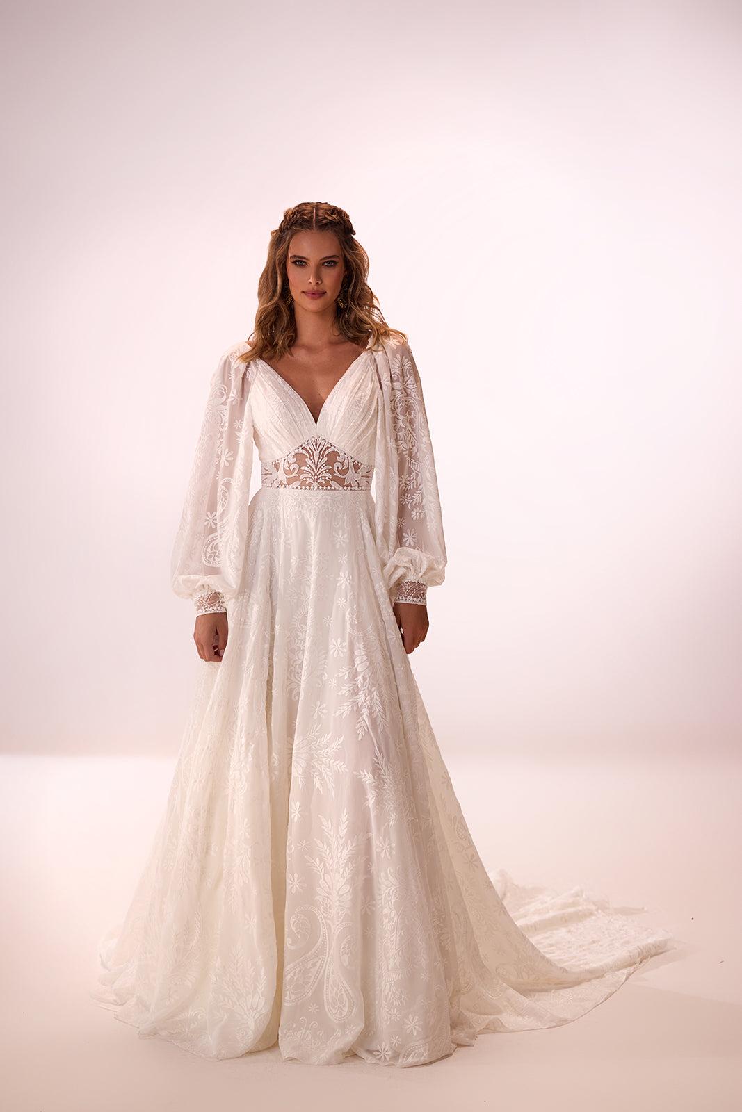 Robe de mariée bohème Ellianna à manches longues, DAMA Couture — photo principale.