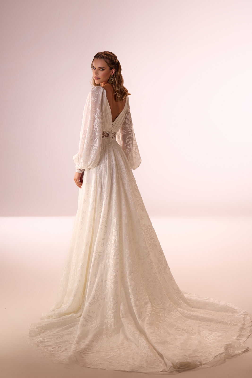 Robe de mariée bohème Ellianna à manches longues, DAMA Couture — vue de dos.