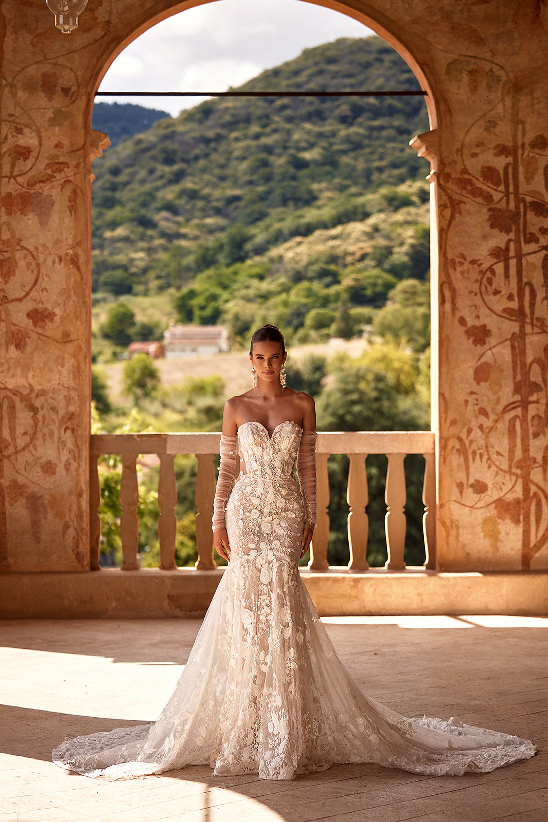 Robe de mariée sirène Ellyse en dentelle à manches longues, allure glamour, DAMA Couture — vue de face.