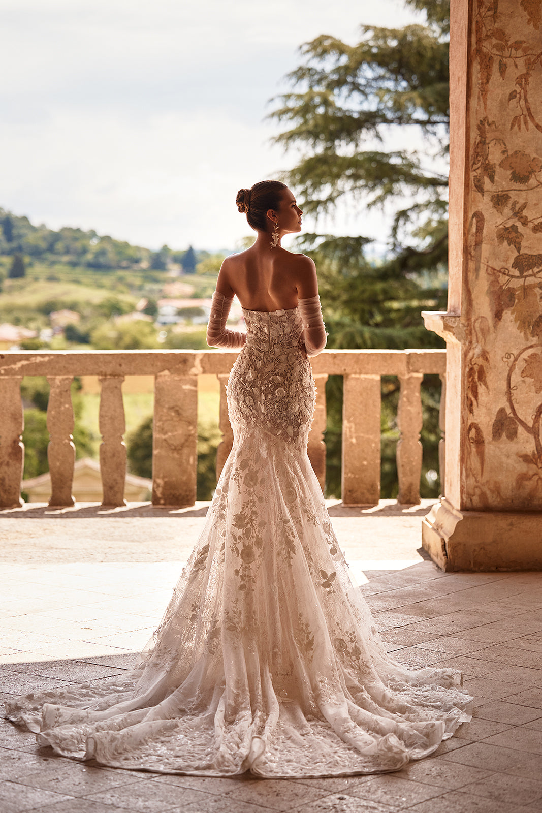 Robe de mariée sirène Ellyse en dentelle à manches longues, allure glamour, DAMA Couture — vue de dos.