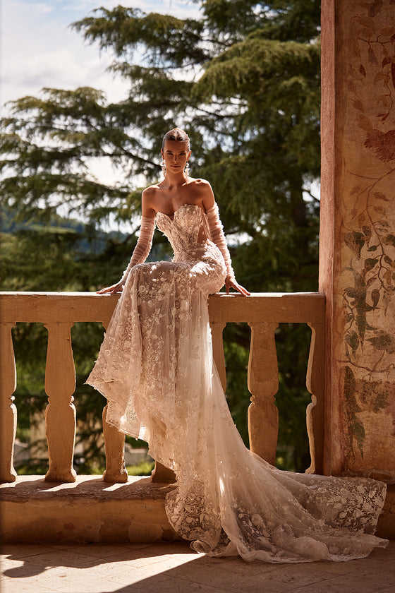 Robe de mariée sirène Ellyse en dentelle à manches longues, allure glamour, DAMA Couture — photo de campagne.