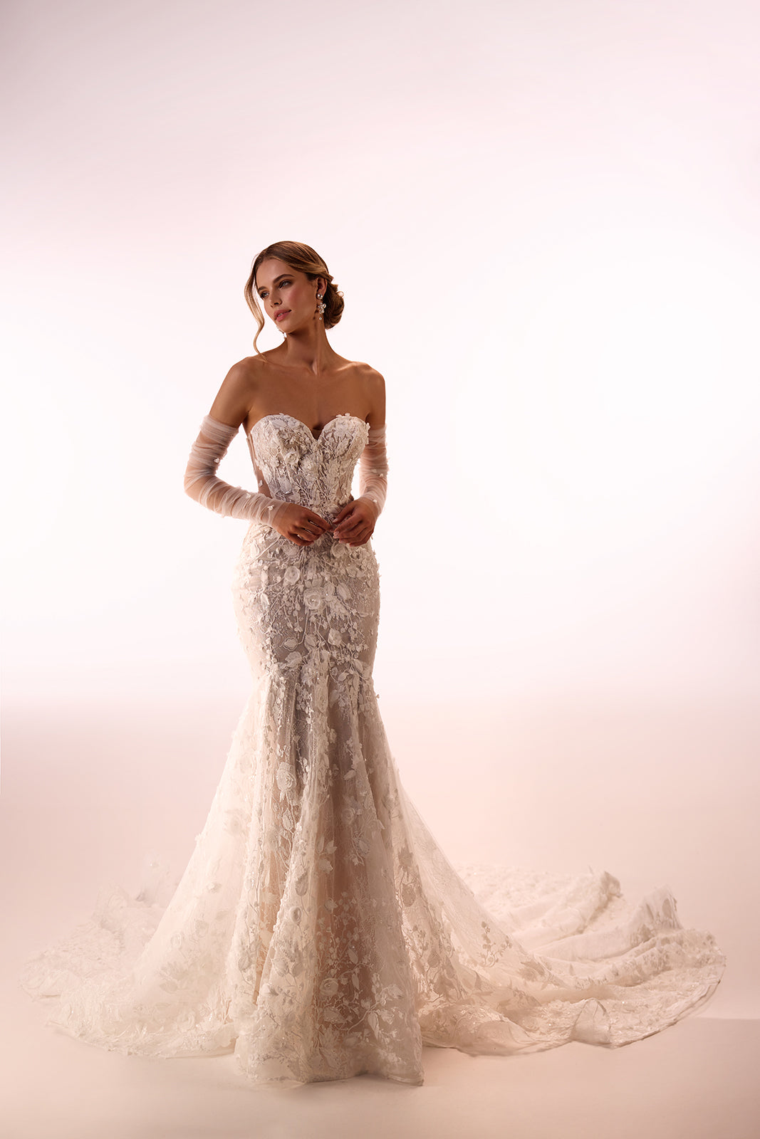Robe de mariée sirène Ellyse en dentelle à manches longues, allure glamour, DAMA Couture — photo en studio.