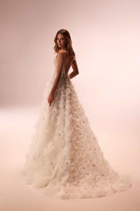 Robe de mariée trapèze Elodie en dentelle 3D, allure glamour, DAMA Couture — vue de dos.
