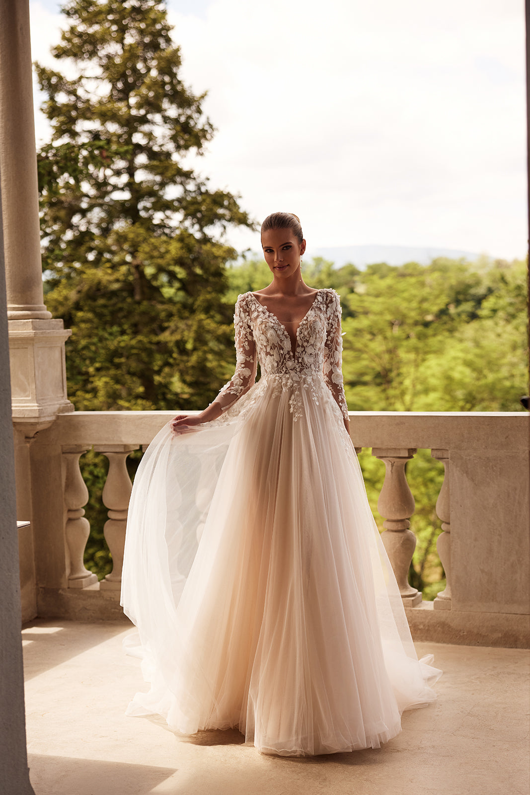 Robe de mariée romantique Felicia à manches longues, DAMA Couture — photo principale.
