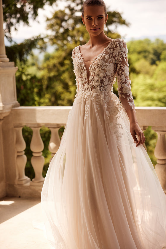 Robe de mariée romantique Felicia à manches longues, DAMA Couture — gros plan.