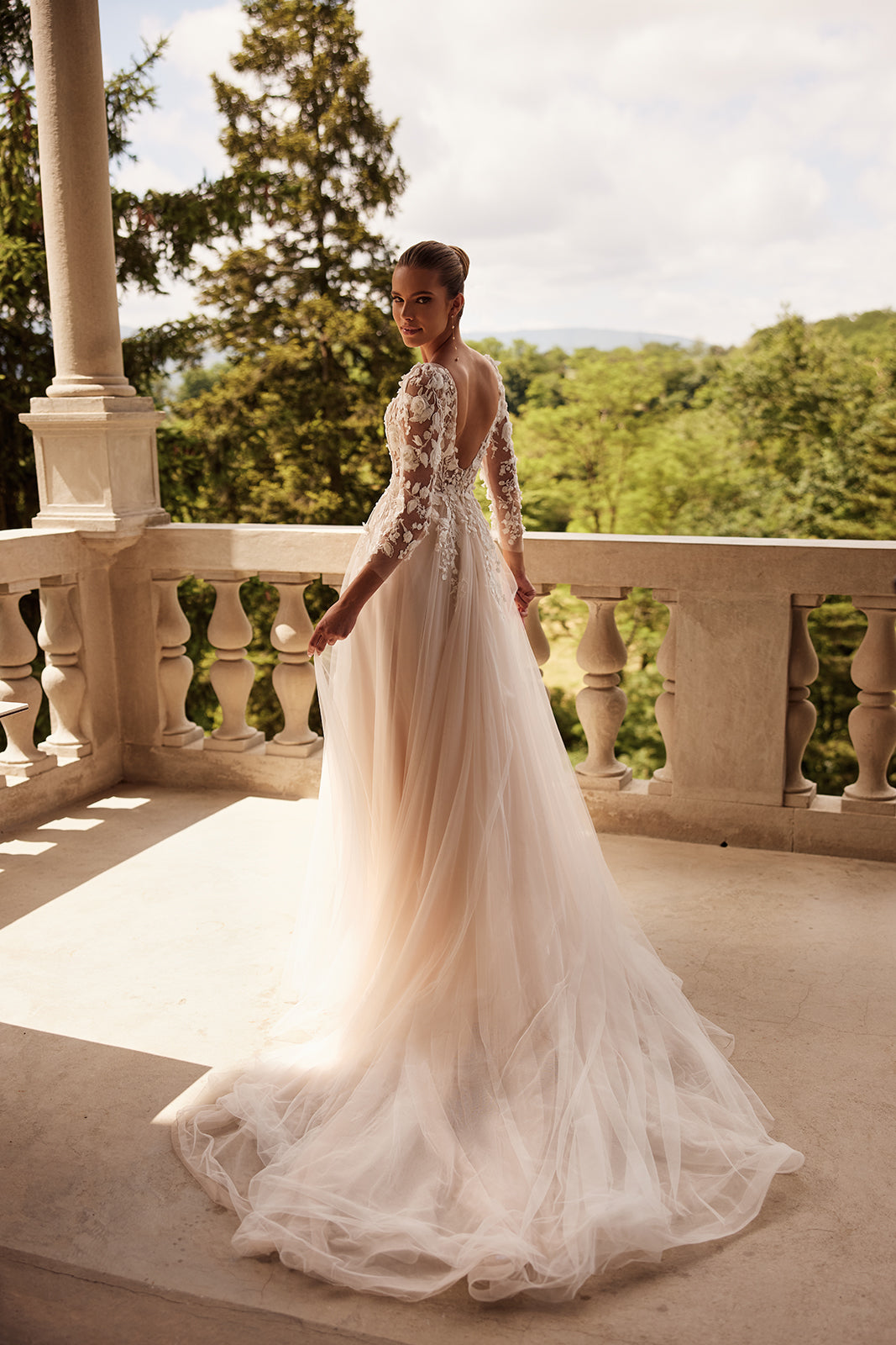 Robe de mariée romantique Felicia à manches longues, DAMA Couture — vue de dos.