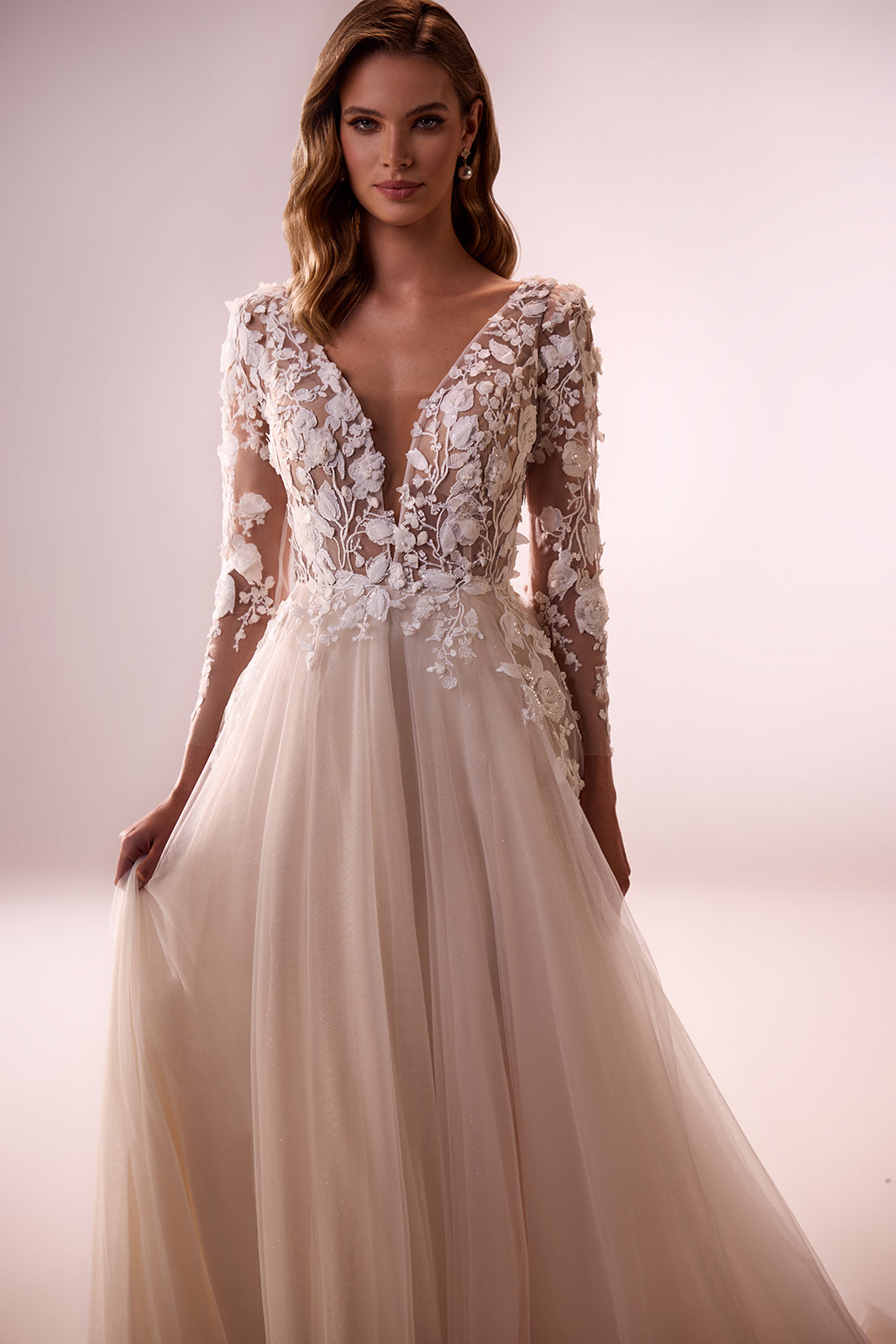 Robe de mariée romantique Felicia à manches longues, DAMA Couture — photo en studio.