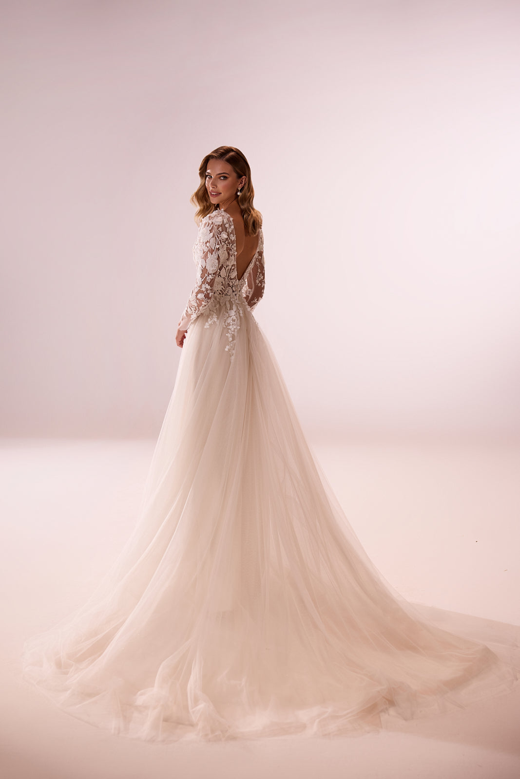 Robe de mariée romantique Felicia à manches longues, DAMA Couture — vue de dos en studio.