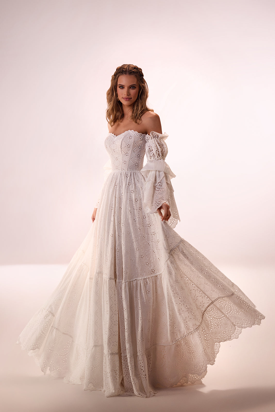 Robe de mariée bohème Giselle en dentelle, DAMA Couture — photo en studio.