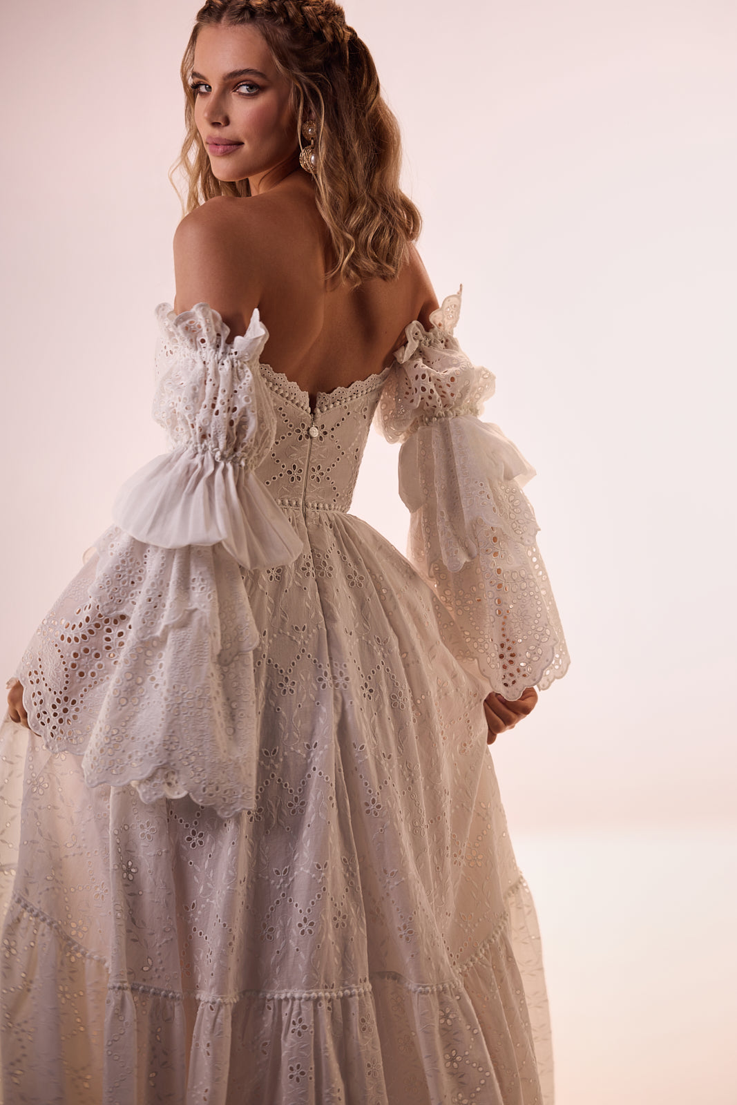 Robe de mariée bohème Giselle en dentelle, DAMA Couture — vue de dos.