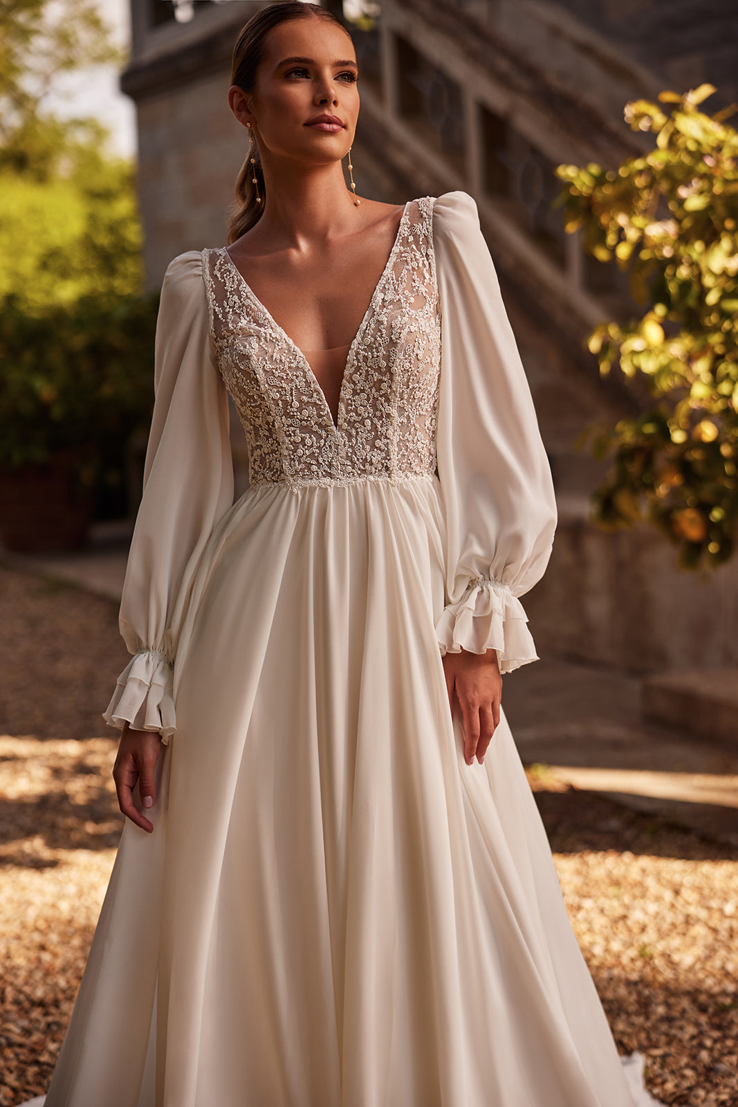 Robe de mariée bohème Hellen à manches, DAMA Couture — gros plan.