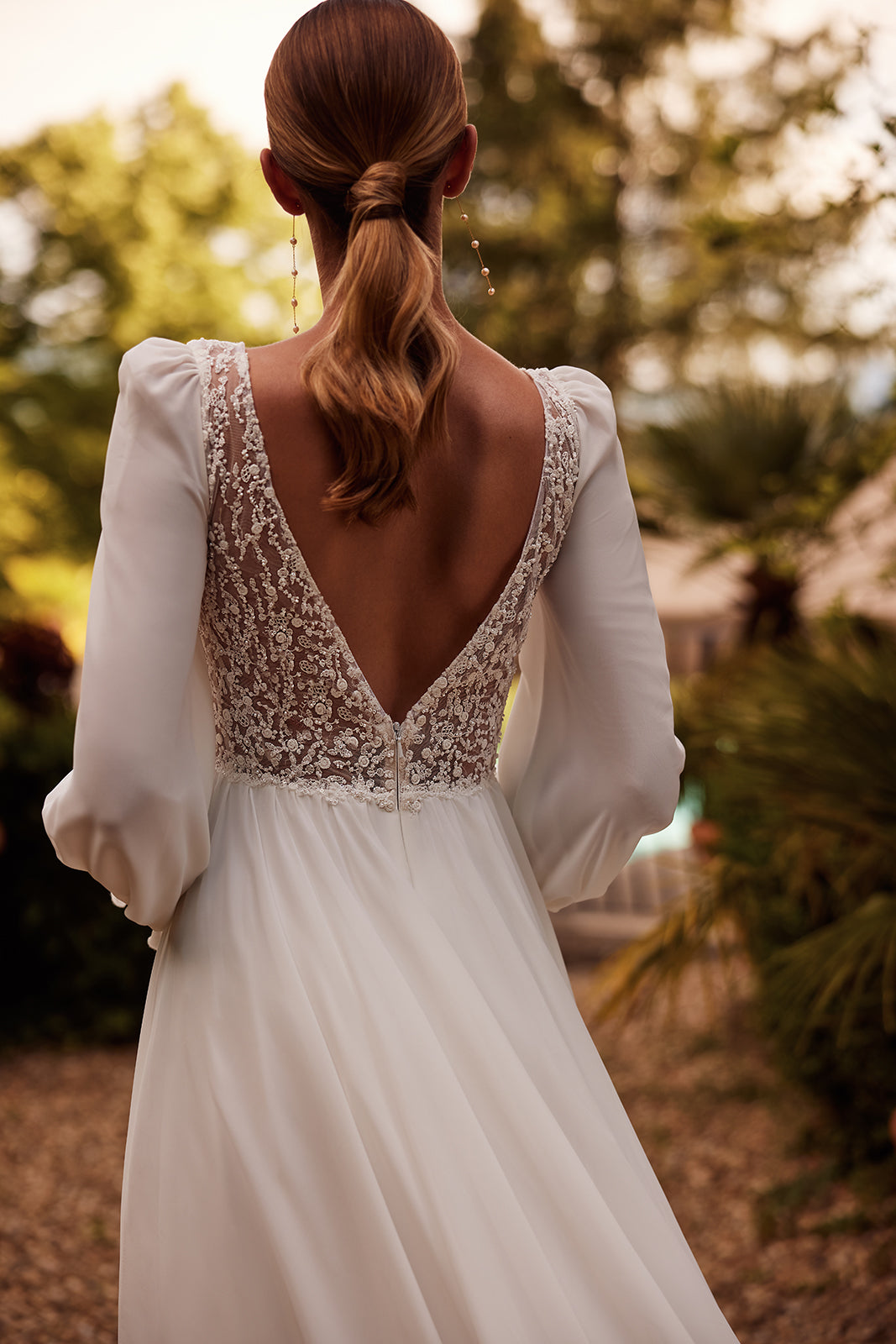 Robe de mariée bohème Hellen à manches, DAMA Couture — vue de dos.