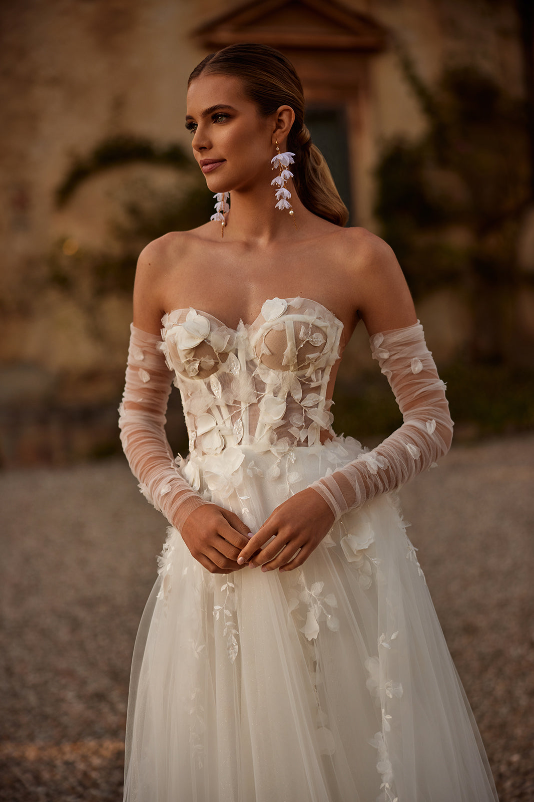 Robe de mariée romantique Ilimaris à manches, allure aérienne, DAMA Couture — photo de campagne.