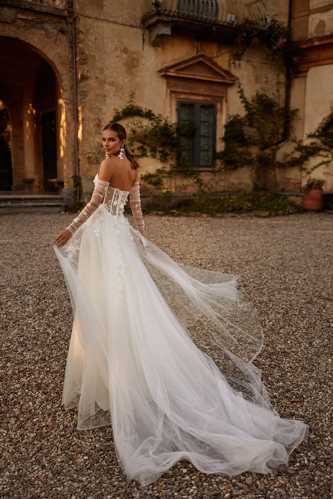 Robe de mariée romantique Ilimaris à manches, allure aérienne, DAMA Couture — vue de dos.