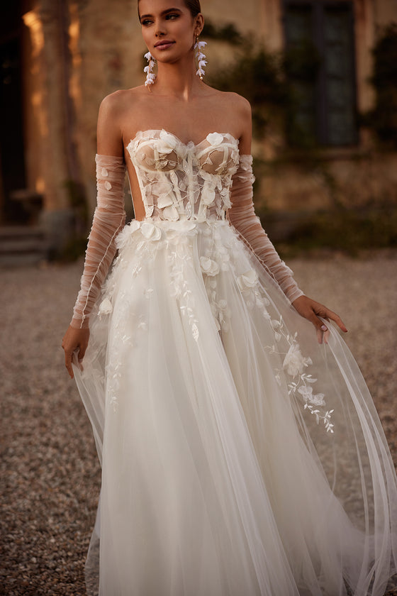 Robe de mariée romantique Ilimaris à manches, allure aérienne, DAMA Couture — gros plan.