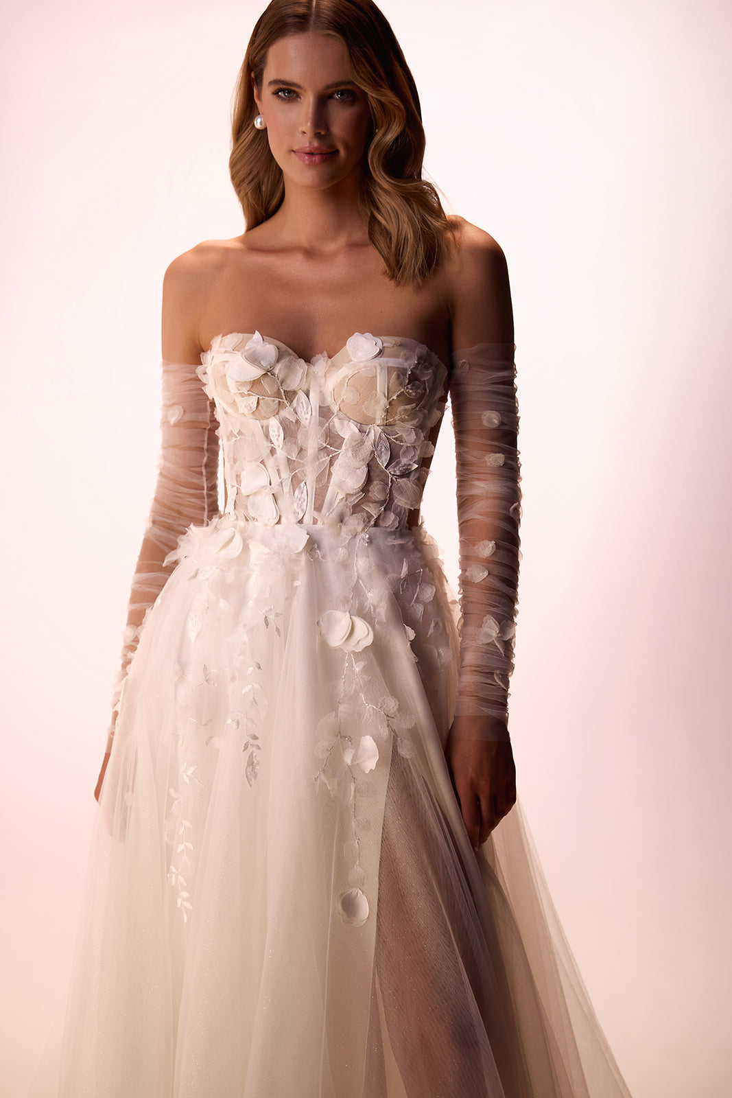Robe de mariée romantique Ilimaris à manches, allure aérienne, DAMA Couture — photo en studio.