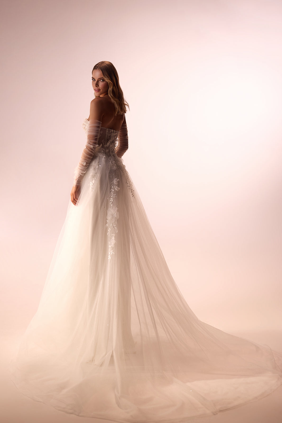 Robe de mariée romantique Ilimaris à manches, allure aérienne, DAMA Couture — vue de dos.