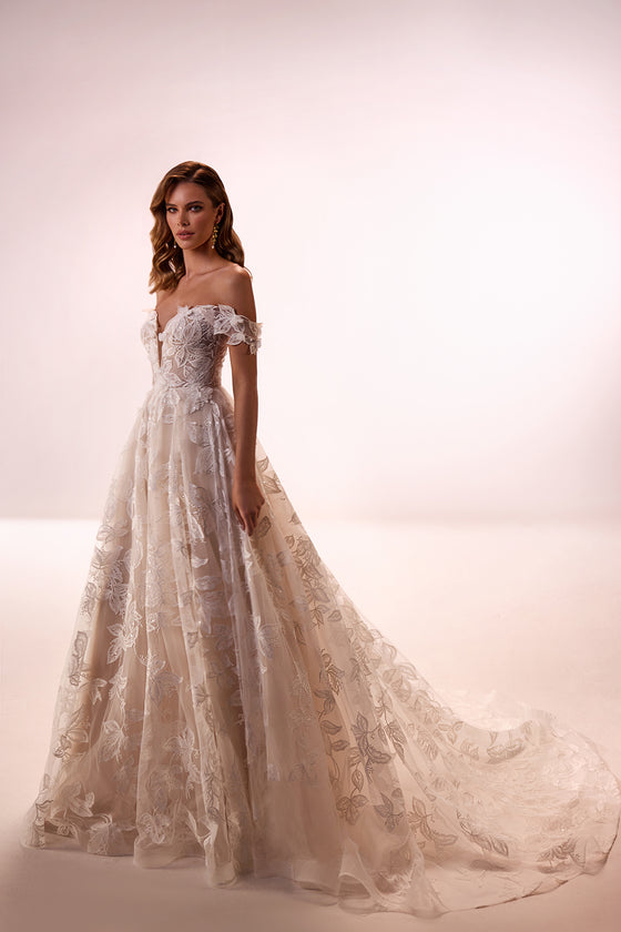 Robe de mariée romantique Ivy à manches tombantes, DAMA Couture — photo en studio.