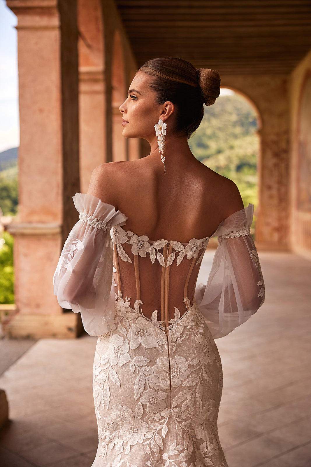 Robe de mariée romantique Lucrezia à manches tombantes, DAMA Couture — vue de dos.