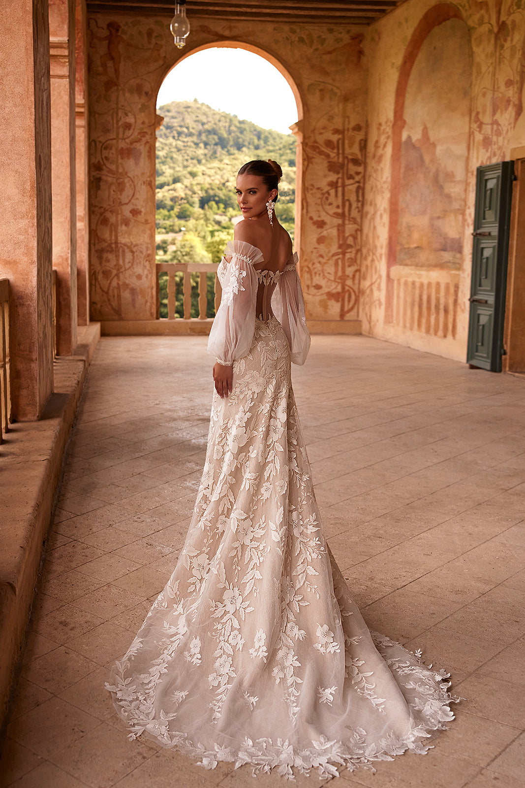 Robe de mariée romantique Lucrezia à manches tombantes, DAMA Couture — vue de dos en pied.