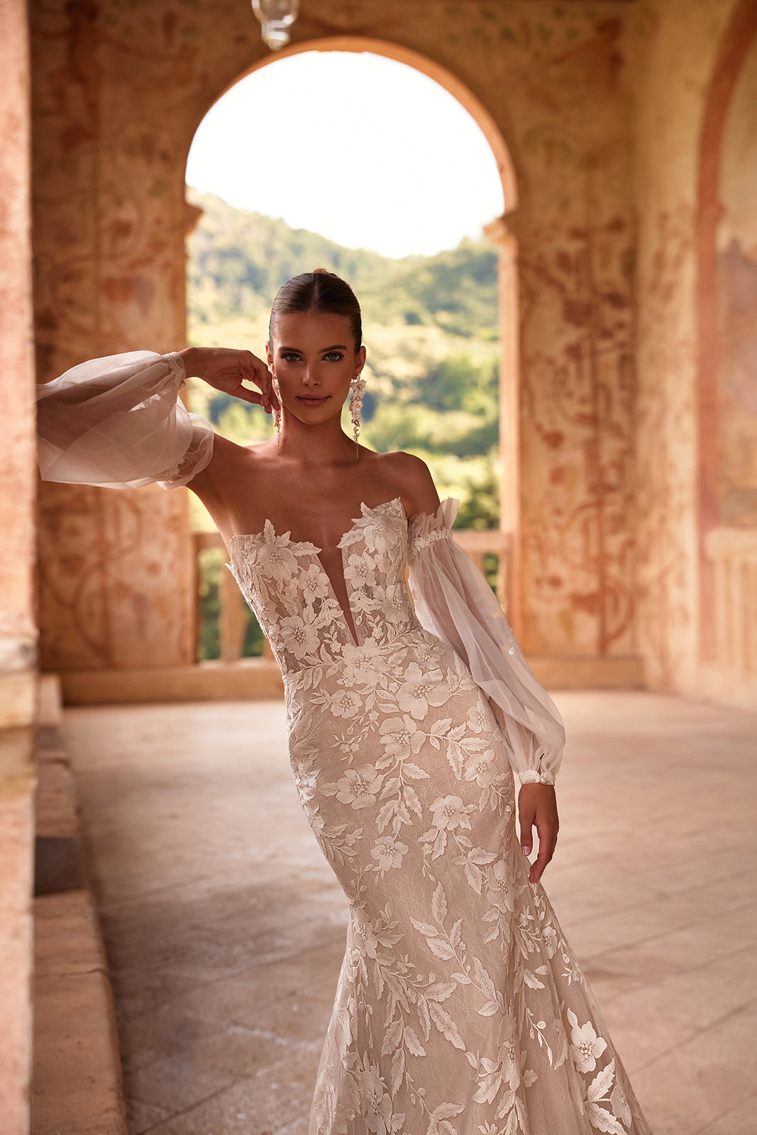 Robe de mariée romantique Lucrezia à manches tombantes, DAMA Couture — photo principale.