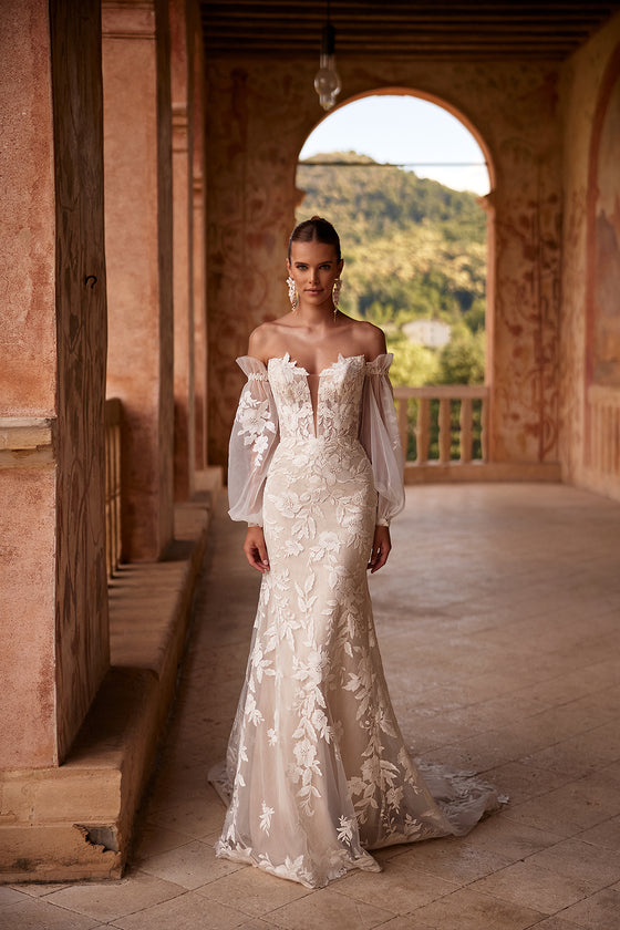 Robe de mariée romantique Lucrezia à manches tombantes, DAMA Couture — photo de campagne.
