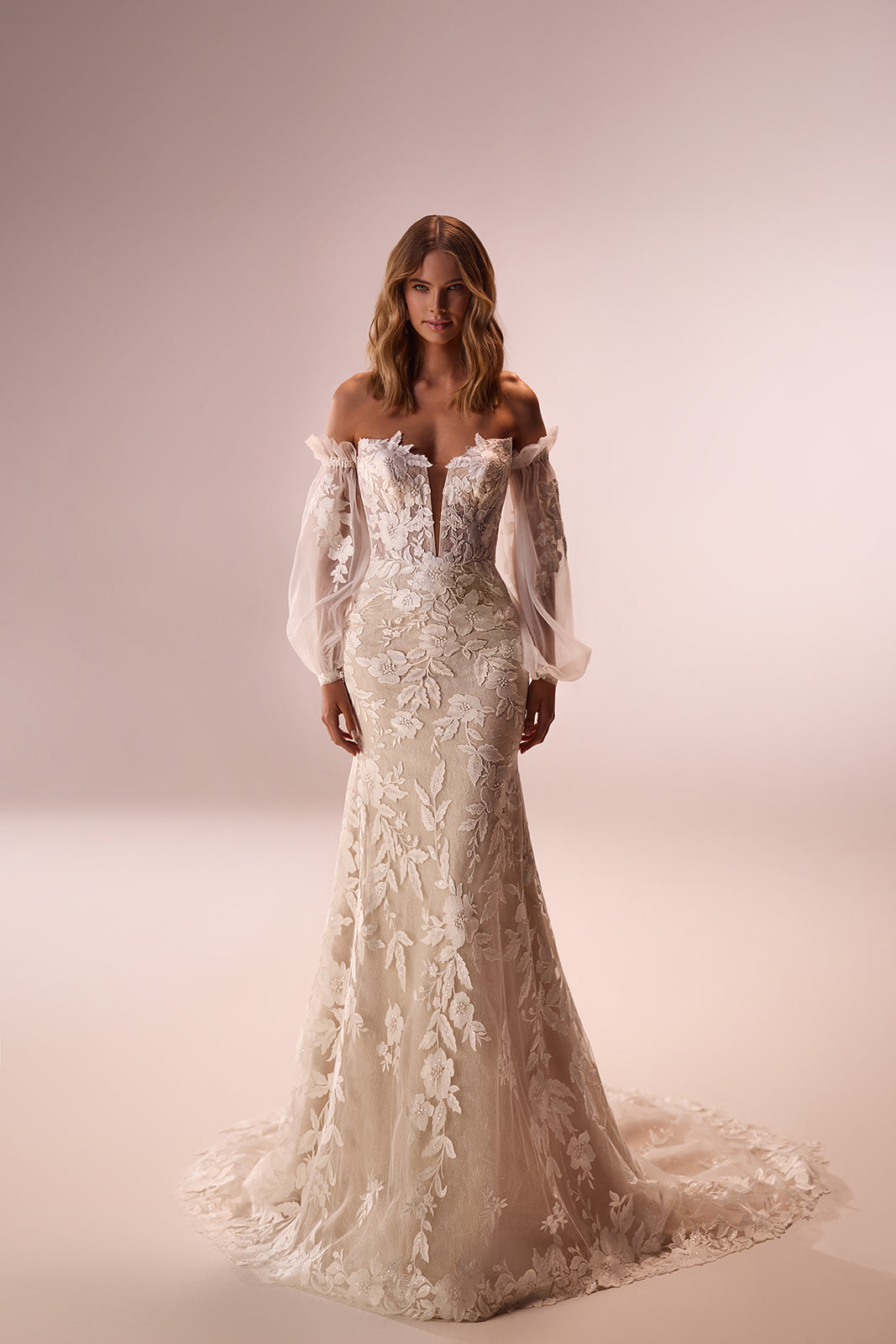Robe de mariée romantique Lucrezia à manches tombantes, DAMA Couture — photo en studio.