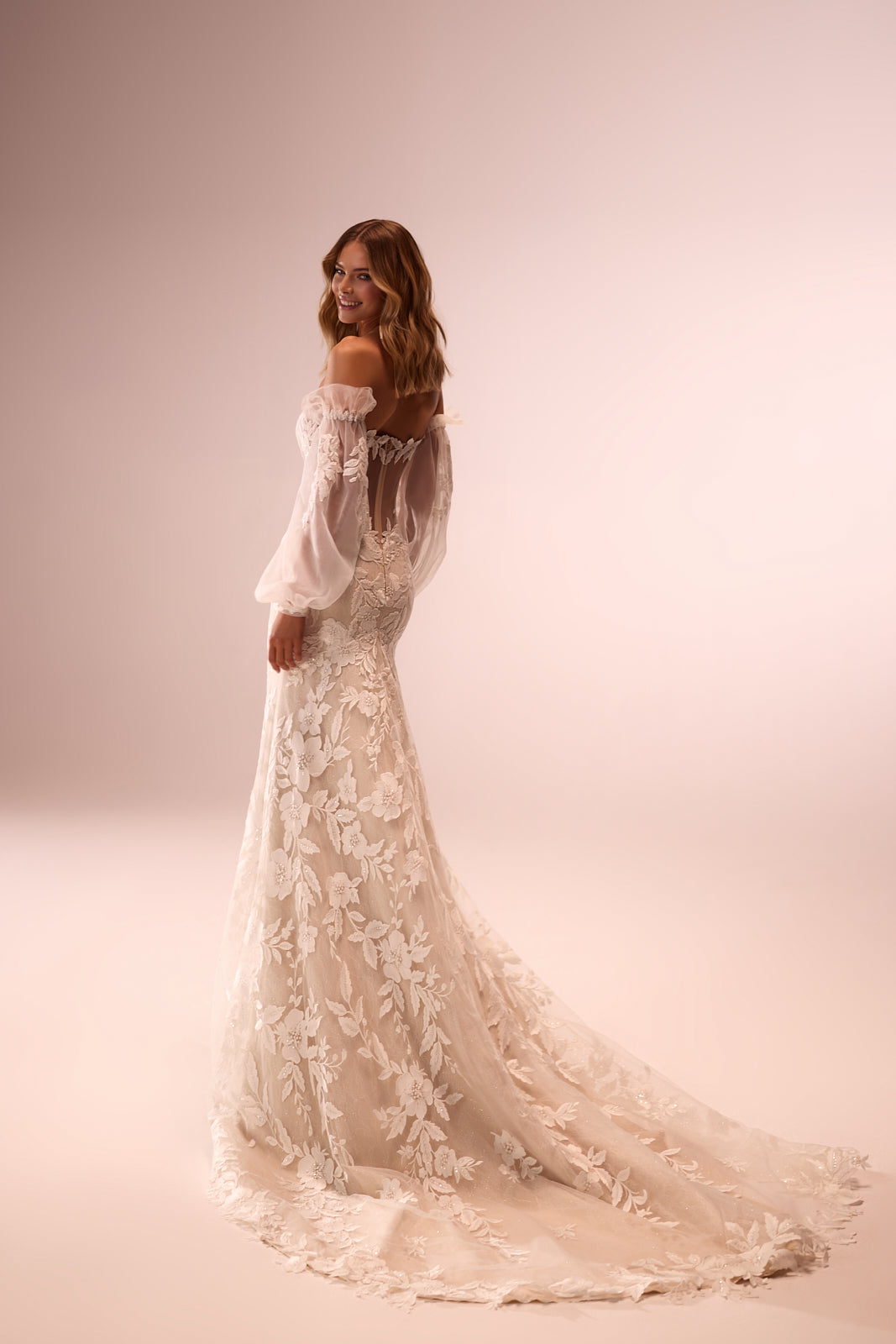 Robe de mariée romantique Lucrezia à manches tombantes, DAMA Couture — vue de dos en studio.