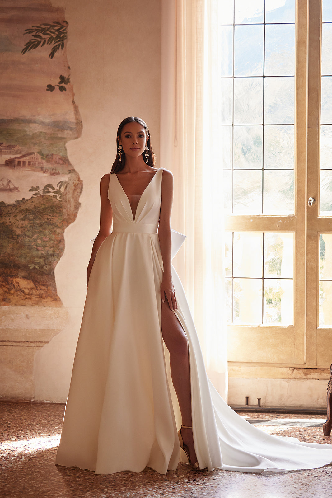 Robe de mariée classique Margo avec traîne à nœud, DAMA Couture — vue de la fente.