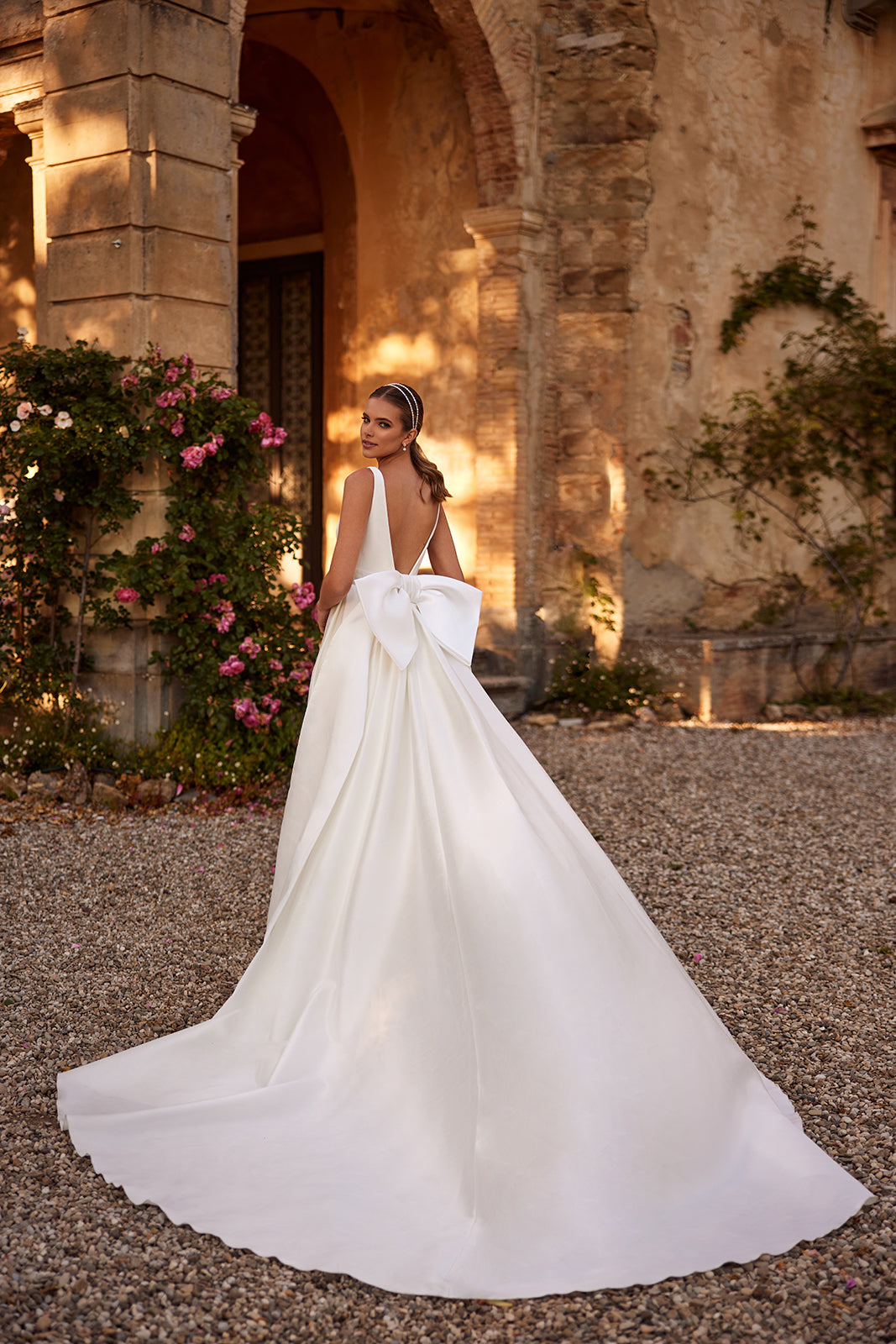 Robe de mariée classique Margo avec traîne à nœud, DAMA Couture — vue de dos.